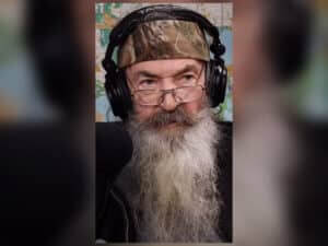 Duck Dynasty’s Phil Robertson dead at 79 after battle with Alzheimer’s. His passing marks the end of an era for the iconic Robertson family and fans worldwide.