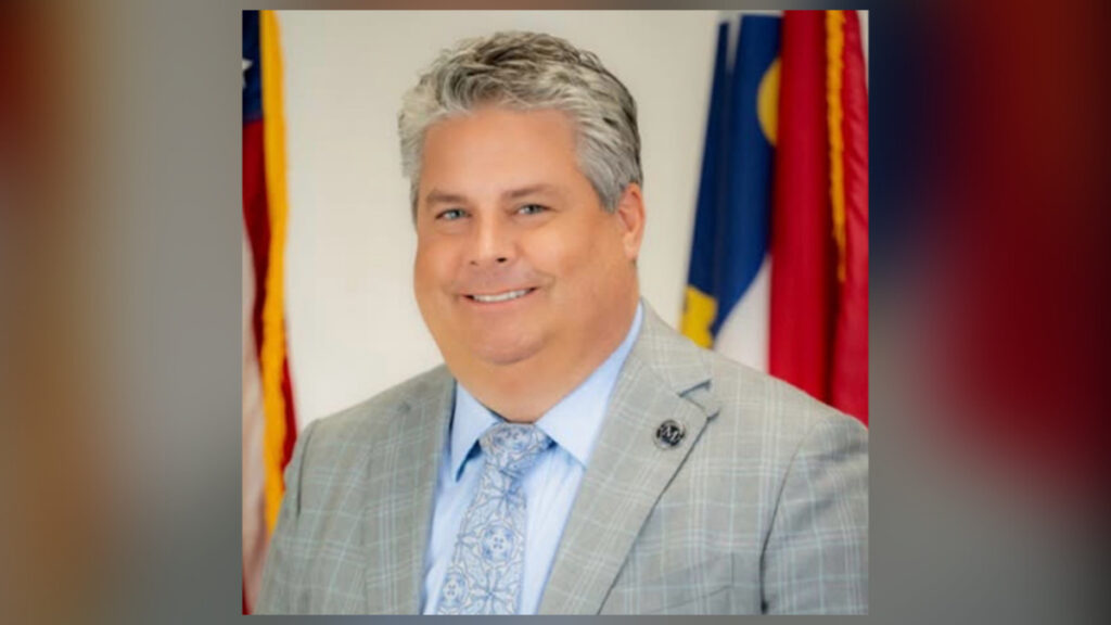 Mooresville Mayor accused of having pants off.